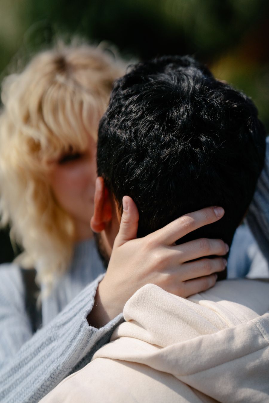 Una pareja reconciliada abrazándose